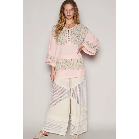 POL Floral Contrast 3/4 Sleeve Cotton Tunic Top in Light Pink